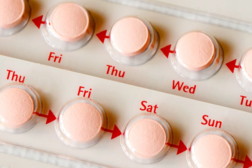 Antykoncepcja hormonalna i hormonalna terapia zastępcza Estrogen – jeden z najważniejszych hormonów, jakie pracują w kobiecym organizmie – ma też duży wpływ na rozwój raka piersi. Nie ma znaczenia, czy chodzi estrogen wytwarzany przez organizm kobiety, czy ten, który jest mu dostarczany z zewnątrz. Ryzyko rośnie, jeśli jego wpływ jest stały i długotrwały. Na wzmocnione działanie tego hormonu wystawione są więc kobiety, które wcześnie (przed 12 r.ż.) zaczęły miesiączkować oraz te, które późno (mając 55 lat i więcej) przeszły przekwitanie. Ryzyko wzrasta także, gdy kobieta stosuje antykoncepcję hormonalną lub hormonalną telepię zastępczą, zawierającą estrogen. Wzrost produkcji estrogenu przez jajniki ma też miejsce u kobiet z nadwagą. Antykoncepcja hormonalna i hormonalna terapia zastępcza Estrogen – jeden z najważniejszych hormonów, jakie pracują w kobiecym organizmie – ma też duży wpływ na rozwój raka piersi. Nie ma znaczenia, czy chodzi estrogen wytwarzany przez organizm kobiety, czy ten, który jest mu dostarczany z zewnątrz. Ryzyko rośnie, jeśli jego wpływ jest stały i długotrwały. Na wzmocnione działanie tego hormonu wystawione są więc kobiety, które wcześnie (przed 12 r.ż.) zaczęły miesiączkować oraz te, które późno (mając 55 lat i więcej) przeszły przekwitanie. Ryzyko wzrasta także, gdy kobieta stosuje antykoncepcję hormonalną lub hormonalną telepię zastępczą, zawierającą estrogen. Wzrost produkcji estrogenu przez jajniki ma też miejsce u kobiet z nadwagą.