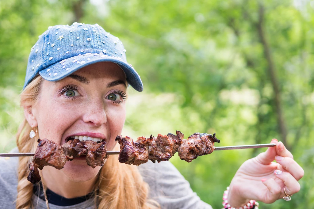 Dieta bogata w tłuszcze nasycone Jak ustalono w wielu badaniach, wysokie spożycie tłuszczów nasyconych aż dwukrotnie podnosi ryzyko zachorowania na nowotwór piersi. Dlaczego? Chodzi głownie o wzrost masy ciała, ale także zawartość tłuszczu w jego składzie. Oba te czynniki podnoszą poziom niektórych hormonów (prolaktyna, estrogen) w kobiecym organizmie, a to z kolei – ułatwia rozwój raka. Dla przypomnienia – tłuszcze nasycone znajdują się głównie w mięsie i produktach przetworzonych. Dieta bogata w tłuszcze nasycone Jak ustalono w wielu badaniach, wysokie spożycie tłuszczów nasyconych aż dwukrotnie podnosi ryzyko zachorowania na nowotwór piersi. Dlaczego? Chodzi głownie o wzrost masy ciała, ale także zawartość tłuszczu w jego składzie. Oba te czynniki podnoszą poziom niektórych hormonów (prolaktyna, estrogen) w kobiecym organizmie, a to z kolei – ułatwia rozwój raka. Dla przypomnienia – tłuszcze nasycone znajdują się głównie w mięsie i produktach przetworzonych.