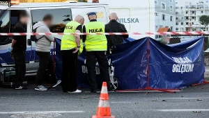 Służby policyjne na miejscu, gdzie doszło do śmiertelnego potrącenia mężczyzny przechodzącego przez przejście dla pieszych na ul. Sokratesa w Warszawie.
