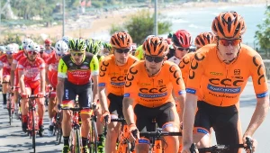 Kamil Małecki (w środku) podpisał kontrakt z worldtourowym CCC Team