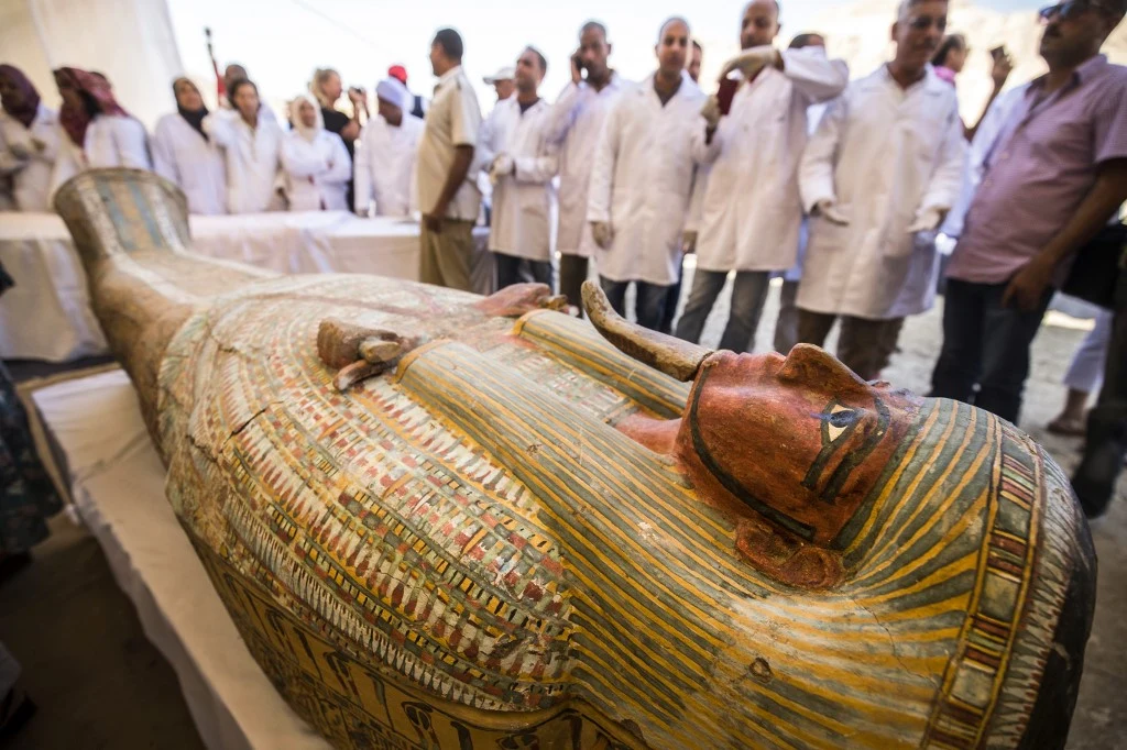 Archeolodzy kolejno otwierali trumny i odsłaniali mumie, owinięte w tkaniny. Płeć rozróżnić mogli dzięki wiedzy o sposobie pochówku z tamtych czasów. Kobiety zamykane w sarkofagach chowano zawijając otwarte dłonie. Z kolei dłonie mężczyzn były "zamknięte". 