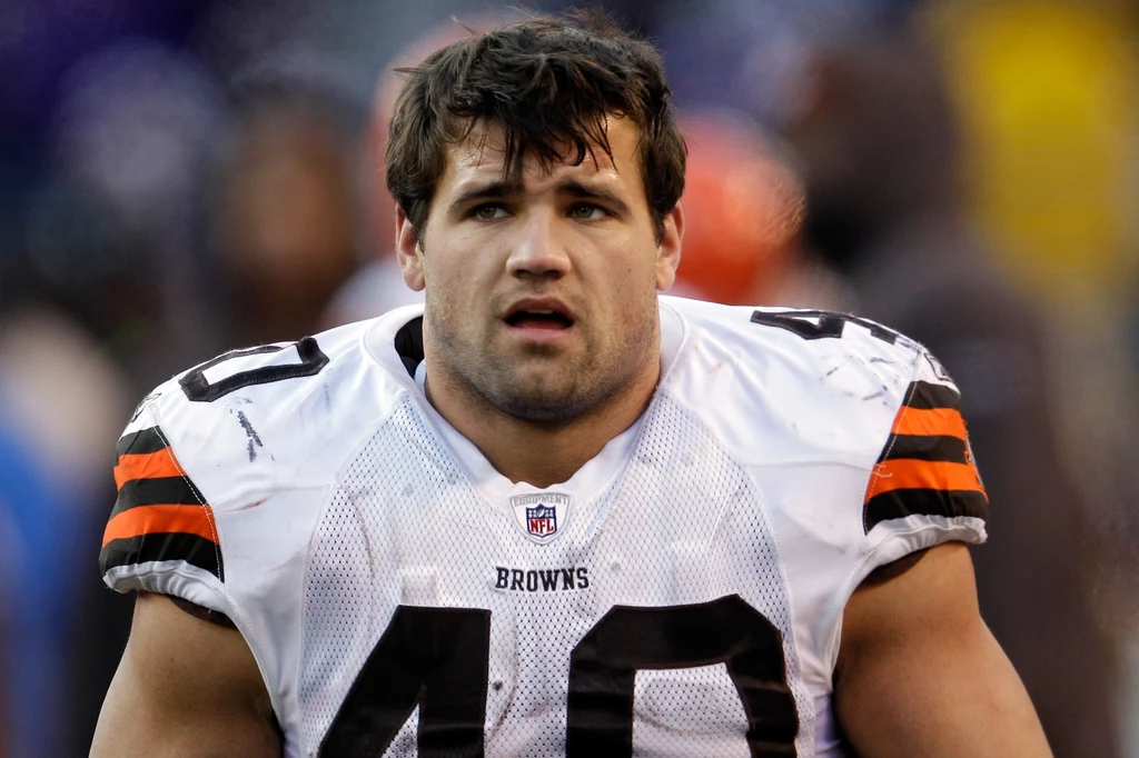 Peyton Hillis w 2012 roku także miał ogromnego pecha. Udany sezon 2011 zagwarantował mu miejsce na okładce, więc klątwa wkroczyła do akcji: kontuzje mięśnia dwugłowego uda (po obu stronach!), zapalenie gardła i zwichnięte biodro. Zawodnik nigdy nie wrócił do pełni formy. Peyton Hillis w 2012 roku także miał ogromnego pecha. Udany sezon 2011 zagwarantował mu miejsce na okładce, więc klątwa wkroczyła do akcji: kontuzje mięśnia dwugłowego uda (po obu stronach!), zapalenie gardła i zwichnięte biodro. Zawodnik nigdy nie wrócił do pełni formy.