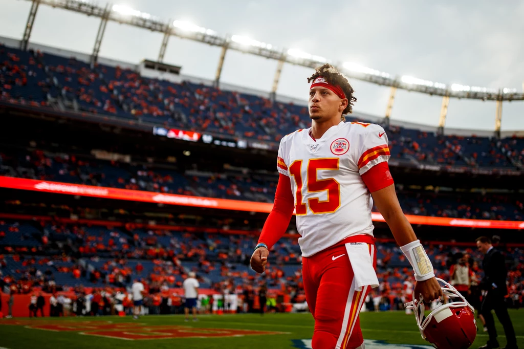 Patrick Mahomes jest bowiem gwiazdą z okładki najnowszej odsłony symulatora, Madden NFL 20. Tymczasem już od wielu lat bardzo często zdarza się, że osoba, która pojawiała się na ilustracji pudełka miała później spore problemy z płynnym kontynuowaniem kariery w sporcie. Patrick Mahomes jest bowiem gwiazdą z okładki najnowszej odsłony symulatora, Madden NFL 20. Tymczasem już od wielu lat bardzo często zdarza się, że osoba, która pojawiała się na ilustracji pudełka miała później spore problemy z płynnym kontynuowaniem kariery w sporcie.