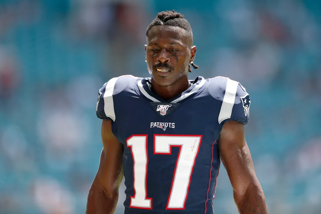 Wyjątkowo "udanym" przykładem jest Antonio Brown, gracz z okładki w Madden NFL 19. Ten obecnego roku na pewno nie zaliczy do udanych, ponieważ został wyrzucony już z dwóch zespołów, następnie oskarżony o gwałt, a później o grożenie innej osobie, którą także miał napastować. Wyjątkowo "udanym" przykładem jest Antonio Brown, gracz z okładki w Madden NFL 19. Ten obecnego roku na pewno nie zaliczy do udanych, ponieważ został wyrzucony już z dwóch zespołów, następnie oskarżony o gwałt, a później o grożenie innej osobie, którą także miał napastować.
