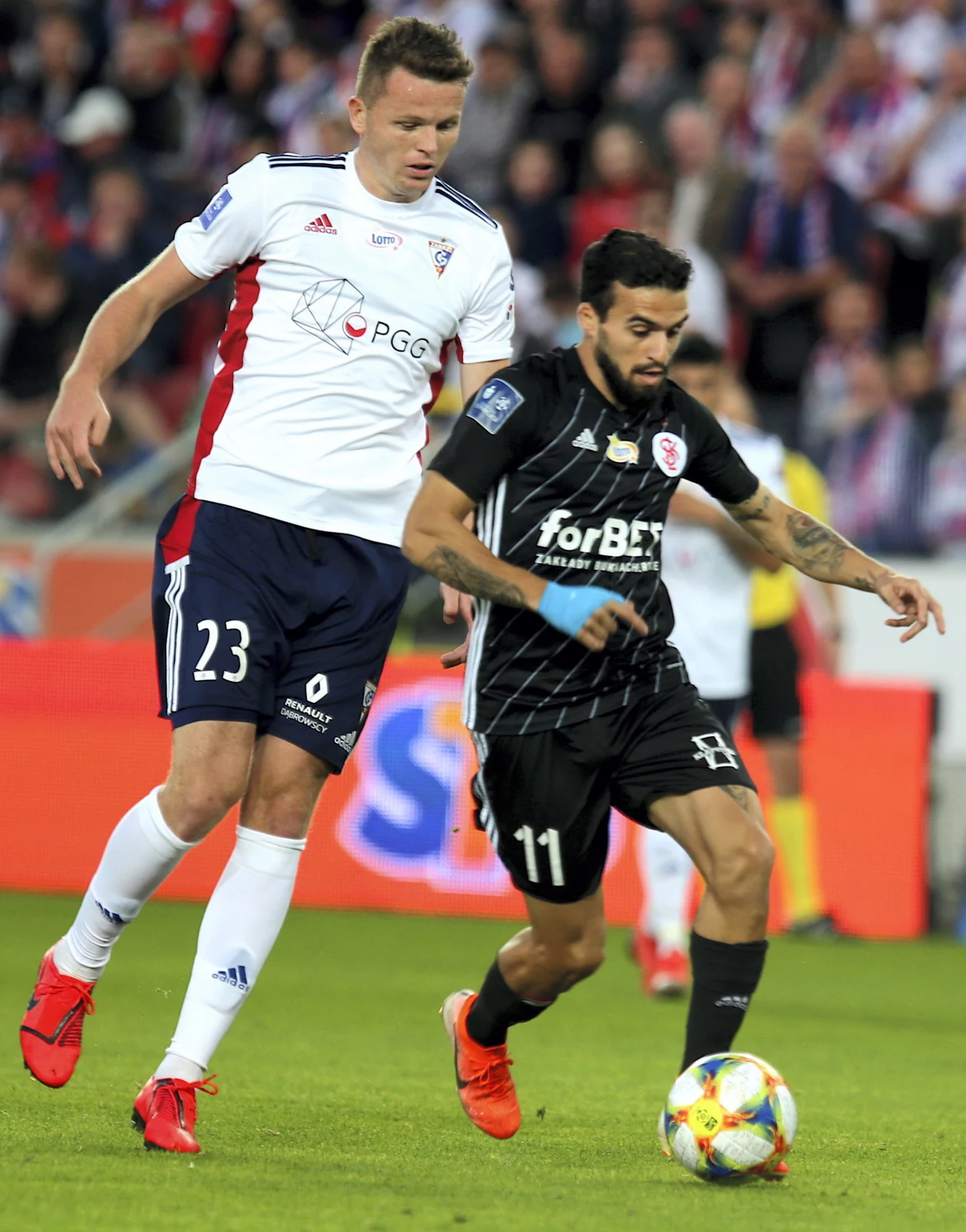 Piłkarz Górnika Zabrze Mateusz Matras (L) i Dani Ramirez (P) z ŁKS Łódź podczas meczu Ekstraklasy Piłkarz Górnika Zabrze Mateusz Matras (L) i Dani Ramirez (P) z ŁKS Łódź podczas meczu Ekstraklasy