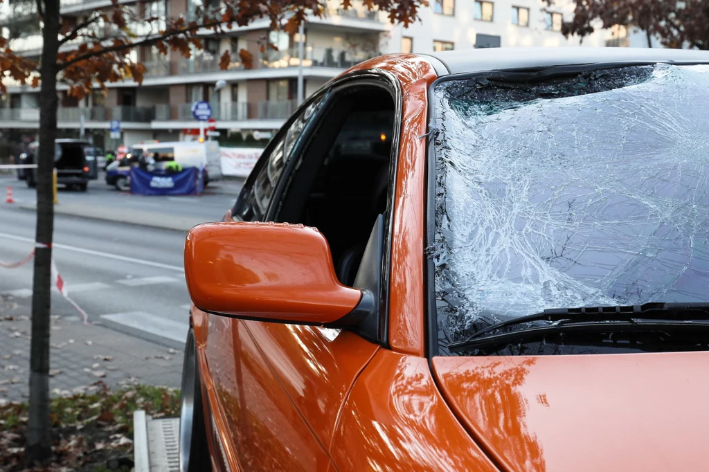 Kierowca BMW uderzył pieszego prawą stroną auta. Potem stracił panowanie nad autem, które się obróciło