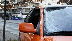 Kierowca BMW uderzył pieszego prawą stroną auta. Potem stracił panowanie nad autem, które się obróciło