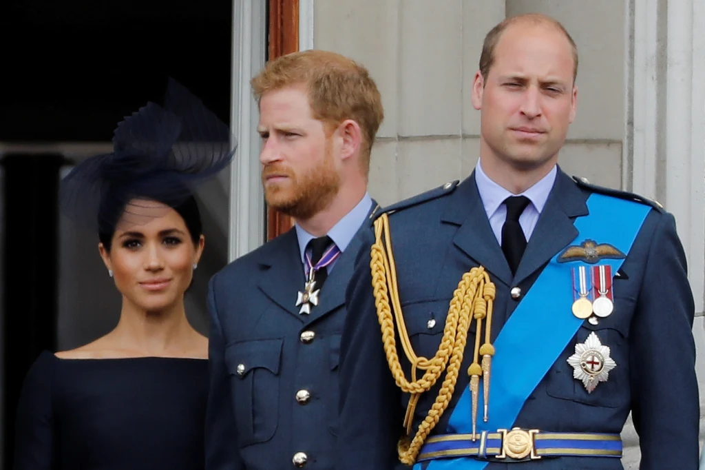 Księżna Meghan, książę Harry (w środku) i książę William Księżna Meghan, książę Harry (w środku) i książę William