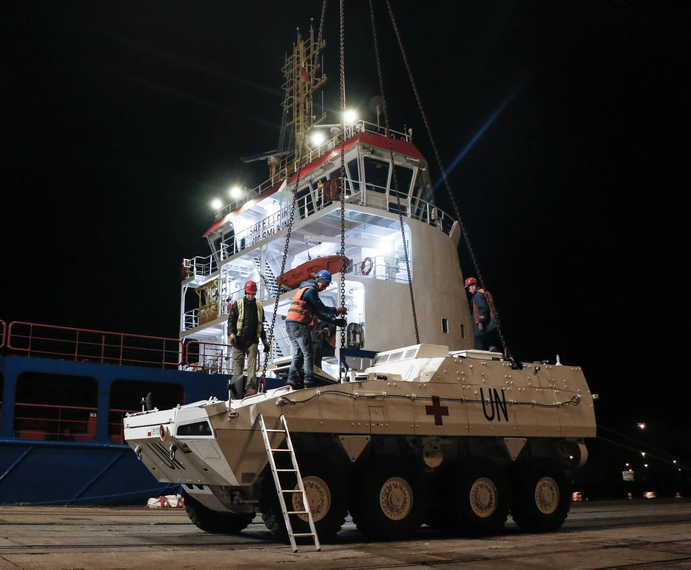 Polski kontyngent jest transportowany do Libanu na pokładzie holenderskiego statku "Treville"