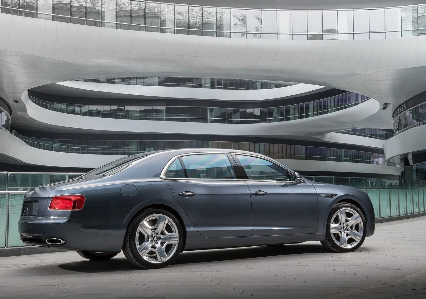 Trzecia pozycja również należy do brytyjskiej marki. Z liczbą 834 zarejestrowanych sztuk zajmuje ją Bentley Flying Spur. W pierwszej piątce znajdziemy jeszcze jednego Bentleya... Trzecia pozycja również należy do brytyjskiej marki. Z liczbą 834 zarejestrowanych sztuk zajmuje ją Bentley Flying Spur. W pierwszej piątce znajdziemy jeszcze jednego Bentleya...