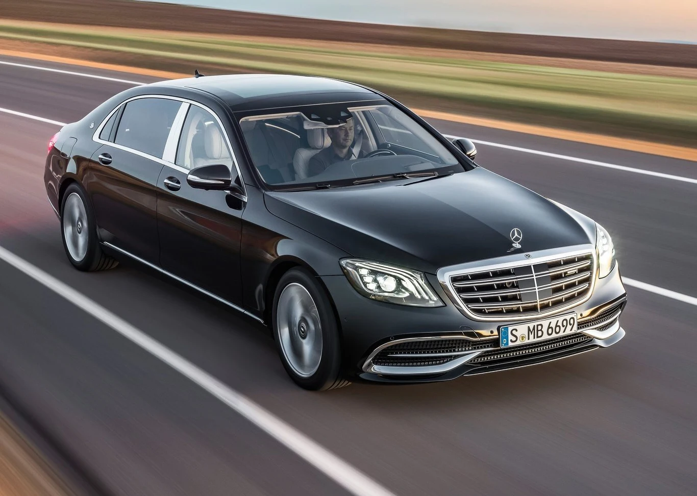 Niekwestionowanym liderem jest Mercedes-Maybach klasy S. Na dzień 1 lipca 2019 roku w Rosji zarejestrowanych było dokładnie 3016 egzemplarzy. W Polsce cena takiego auta w ”podstawowej” konfiguracji rozpoczyna się od 676 500 zł. Niekwestionowanym liderem jest Mercedes-Maybach klasy S. Na dzień 1 lipca 2019 roku w Rosji zarejestrowanych było dokładnie 3016 egzemplarzy. W Polsce cena takiego auta w ”podstawowej” konfiguracji rozpoczyna się od 676 500 zł.