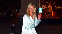 Satyna to niezwykle wymagająca tkanina - zdradza wszelkie niedoskonałości ciała. Nicky Hilton obroniła tę stylizację. 