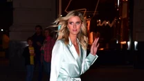 Złośliwi twierdzą, że luźny krój garnituru i jego materiał sprawiły, że Nicky Hilton wyglądała, jakby dopiero co wstała z łóżka. 