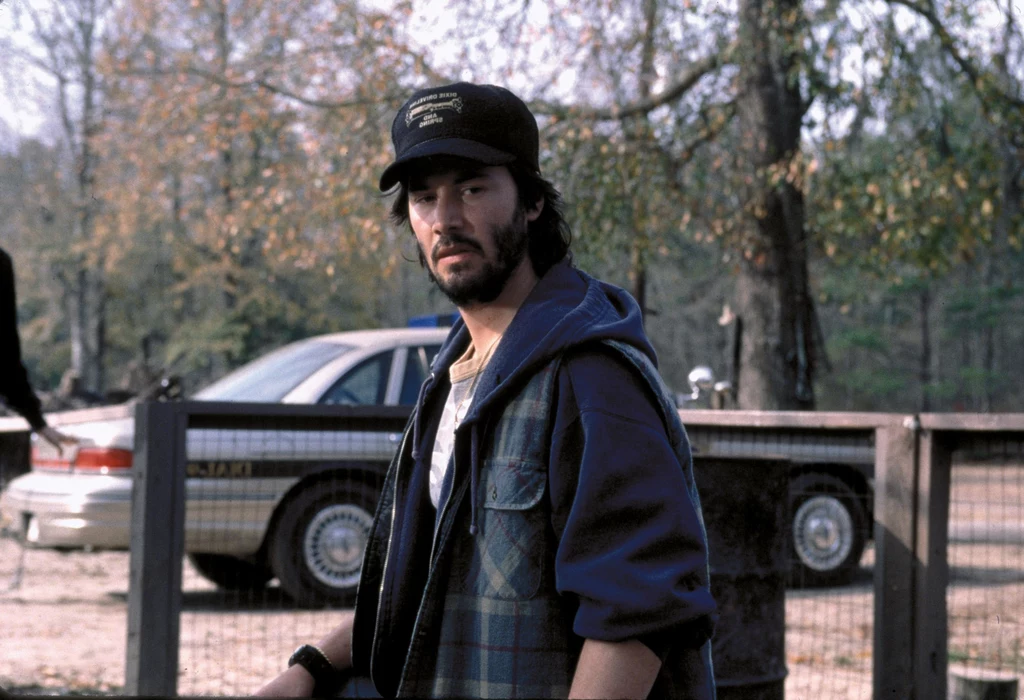 "Mężczyzna jednej twarzy" - choć dla aktora nie jest to pochlebne słowo, Keanu Reeves, mimo swojej ograniczonej mimiki, cieszy się ogromną popularnością. W sieci krąży wiele zestawień zdjęć artysty sprzed lat z tymi przedstawiającymi, jak wygląda dziś. Tak prezentował się w 2000 roku na planie filmu "Dotyk przeznaczenia". "Mężczyzna jednej twarzy" - choć dla aktora nie jest to pochlebne słowo, Keanu Reeves, mimo swojej ograniczonej mimiki, cieszy się ogromną popularnością. W sieci krąży wiele zestawień zdjęć artysty sprzed lat z tymi przedstawiającymi, jak wygląda dziś. Tak prezentował się w 2000 roku na planie filmu "Dotyk przeznaczenia".