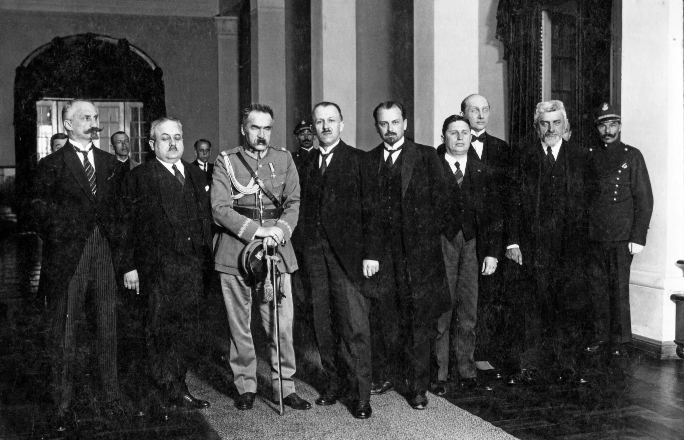 W utworzonym w 1926 roku po przewrocie majowym rządzie Kazimierza Bartla, zarówno sam premier, jak i ośmiu z 11 ministrów było wolnomularzami. To ważny trop dla osób doszukujących się związków masonerii z Piłsudskim i wpływów tej organizacji na polską politykę. 