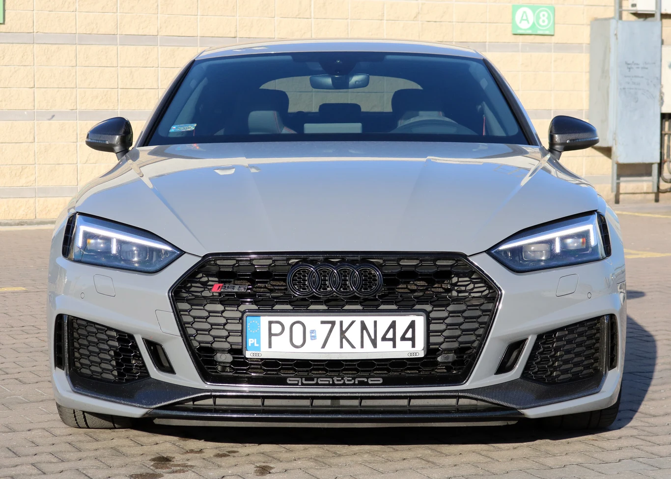 Najmocniejszą odmianę A5 Sportback łatwo odróżnić od pozostałych wersji, między innymi po zmienionym zderzaku z wyraźnie powiększonymi wlotami powietrza, lakierowanymi na czarno. Czarne mogą być także cztery pierścienie, dzięki czemu wygląd auta jest bardziej spójny.