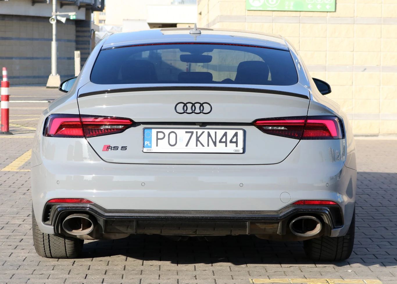 Z tyłu uwagę zwracają przede wszystkim dwie duże rury, dyfuzor oraz subtelny spojler, kontrastujący z resztą nadwozia. Z tej perspektywy widać też dobrze dynamiczną linię nadwozia, która nadaje trochę sportowego charakteru każdemu A5 Sportback, nie tylko najmocniejszemu.