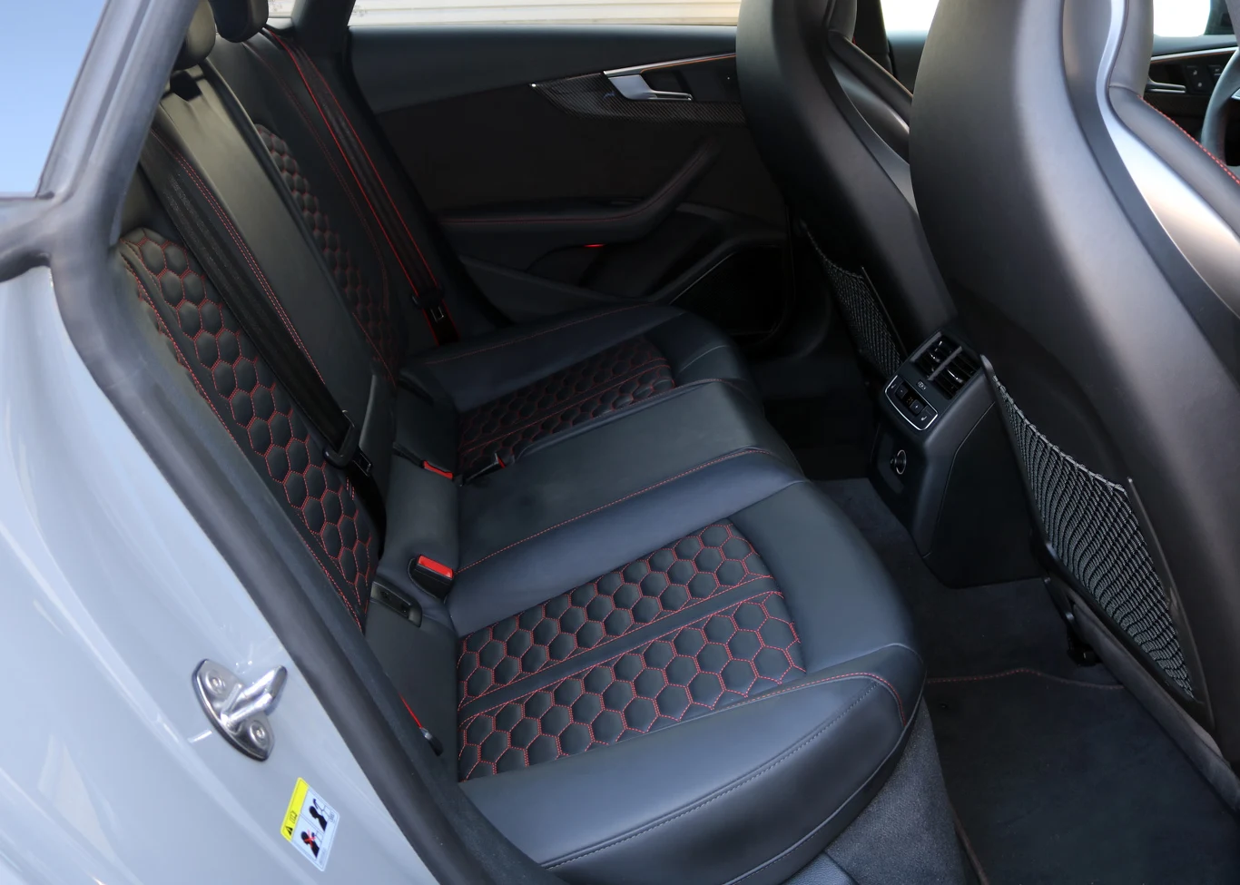 Szczególnie, że Audi stara się nas przekonać, i to na wiele sposobów, że RS5 Sportback to samochód przyjazny w codziennym użytkowaniu. Ilość miejsca dla czterech dorosłych osób jest zupełnie wystarczająca (pod warunkiem że ci z tyłu nie mają więcej, niż 180 cm wzrostu). Z kolei przednie fotele chociaż nazywają się "S sport" i mają zintegrowane zagłówki, są bardzo wygodne, nie uciskają nawet kierowców o większych "gabarytach" i mają funkcje masażu.