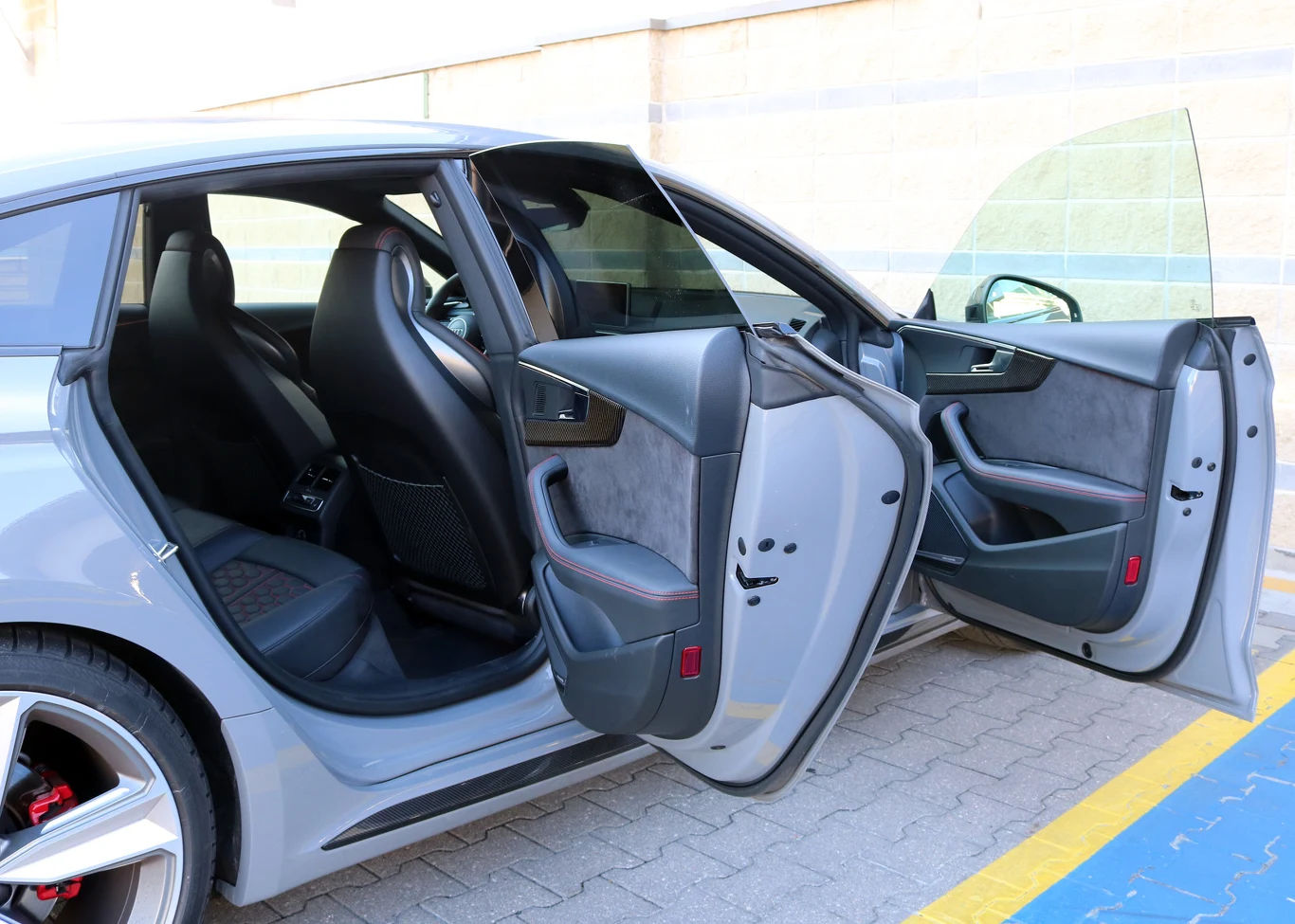 Skoro Sportback ma być samochodem w stylu coupe, nie mogło zabraknąć tego elementu - bezramkowe szyby. Pogarszają co prawda nieznacznie wygłuszenie wnętrza, ale prezentują się świetnie i bardzo pasują do modelu spod znaku RS.