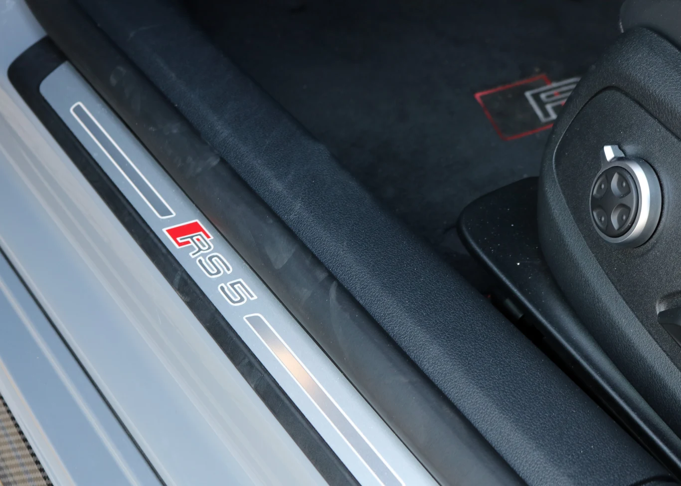 Listwy progowe z nazwą modelu to zawsze miły dodatek. Srebrny pierścień z boku fotela wywołuje dodatkowe ustawienia, jak regulacja szerokości boczków oraz tryby masażu.