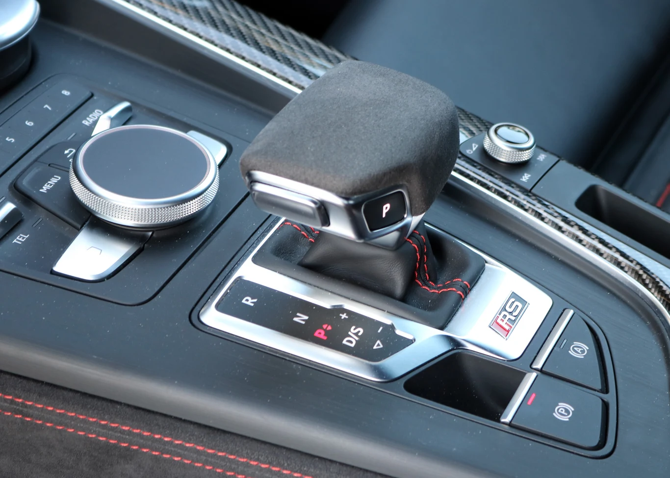 To zasługa również błyskawicznie działającej, 8-biegowej przekładni. To klasyczny "automat", ale jest na tyle szybki, że nie dziwi nas, że Audi nie widziało potrzeby stosowania skrzyni dwusprzęgłowej. Świetnie "dogaduje się" z silnikiem i chociaż stara się utrzymywać obroty na możliwie niskim poziomie, to na szybkie wciśnięcie gazu reaguje błyskawiczną redukcją.