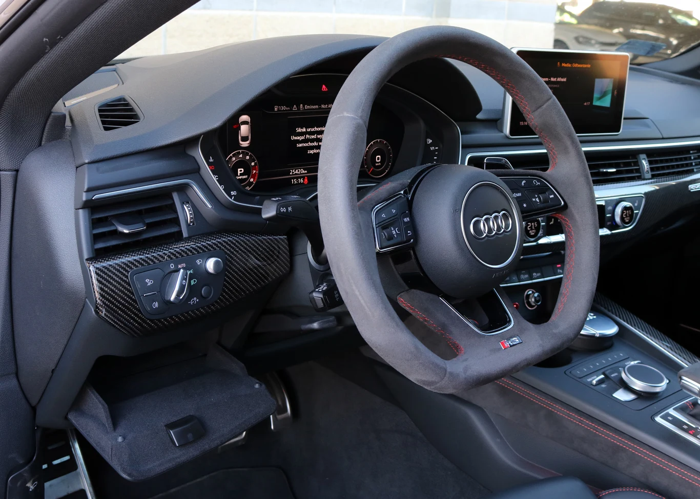 A jak się prowadzi RS5? Układ kierowniczy jest precyzyjny i daje dobre wyczucie tego, co dzieje się z kołami. Warto dopłacić do "dynamicznego układu kierowniczego", a więc takiego, który ma zmienne przełożenie. Naszym zdaniem wspomaganie jest jednak nieco za mocne, nawet po wybraniu trybu dynamic. Nie do końca do charakteru auta pasuje nam także niewielki "luz" w położeniu centralnym, który ma sprawiać, że auto nie jest nerwowe, nawet podczas szybkiej jazdy autostradą.