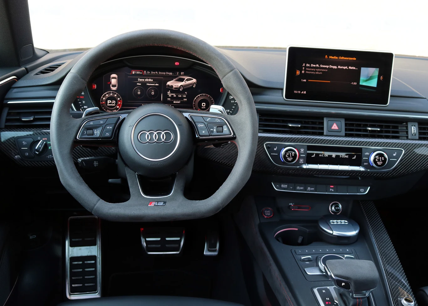 Wnętrze RS5 Sportback w mniej wyraźny sposób sygnalizuje, ze mamy do czynienia z wyjątkowo szybkim autem. Świetnie leżąca w dłoniach, zamszowa kierownica, to najbardziej charakterystyczny wyróżnik. Zamsz znalazł się także na wybieraku skrzyni biegów, a deska rozdzielcza może być wykończona włóknem węglowym.