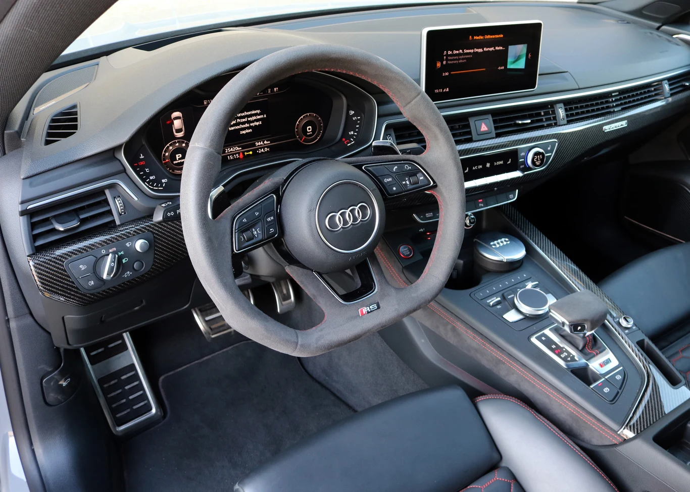 Wyjątkowo dobrze przemyślany i urządzony kokpit z wysokiej jakości materiałów. Tapicerka ze skóry i alcantary seryjna, a pełna skóra z pikowaniem i czerwonymi przeszyciami 4900 zł.