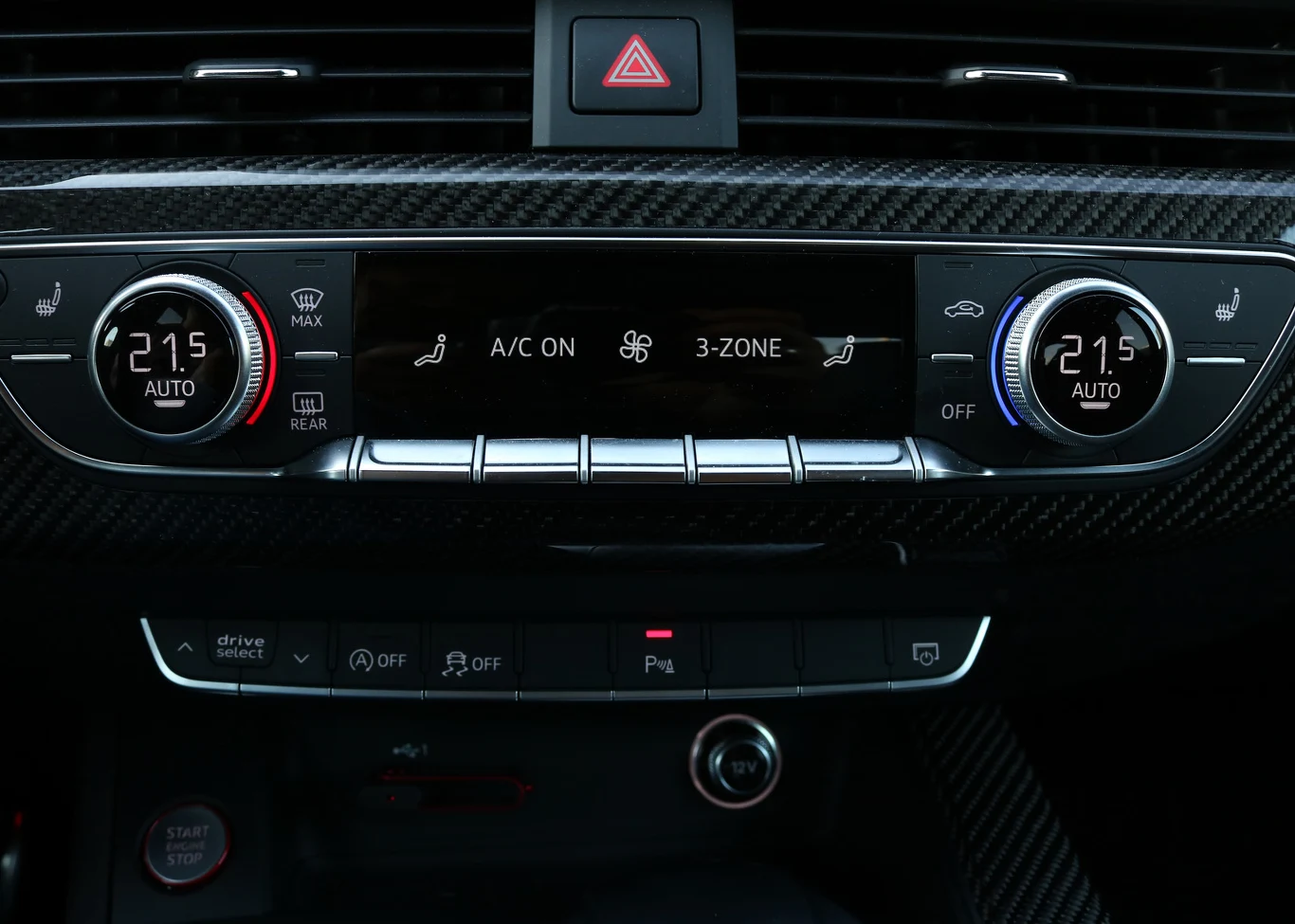 Klasyczny panel trójstrefowej klimatyzacji automatycznej. Dobrze wygląda, pokrętła działają z wyjątkowo miłym kliknięciem, a przyciski, jeśli tylko je dotkniemy, pokazują wszystkie opcje jakie możemy nimi wybrać. Wada? Standardowo otrzymujemy jednostrefową klimatyzację bez wyświetlacza, więc trzeba dopłacić 4000 zł.