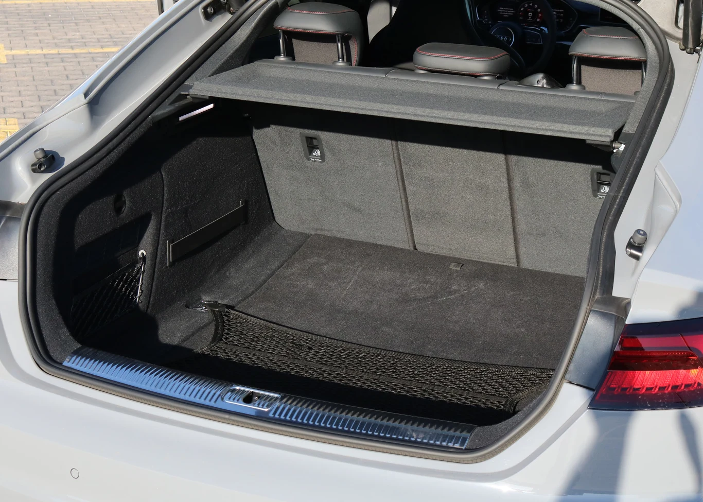 Tak jak pisaliśmy wcześniej, RS5 Sportback jest "pięciodrzwiowym coupe", czyli, innymi słowy, liftbackiem o dynamicznej linii nadwozia. Oznacza to bardzo wygodny dostęp do bagażnika, który oferuje całkiem przyzwoite 465 l pojemności. Nadal mamy więc do czynienia ze stylowym samochodem, który z powodzeniem sprawdzi się jako środek transportu dla niedużej rodziny.