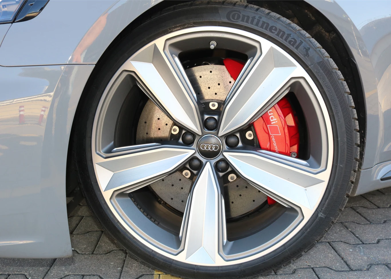 RS5 standardowo porusza się na kołach w rozmiarze 265/35 R19. Dopłata do większych kół (275/30 R20) to przynajmniej 11 520 zł (zależnie od wzoru felg).