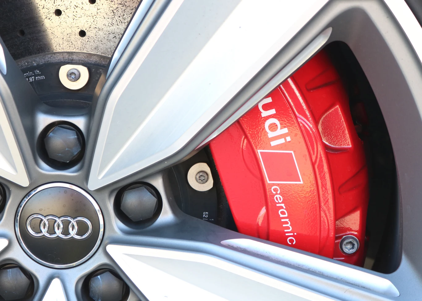 Wszystkie powyższe dodatki poprawiające właściwości jezdne są warte dokupienia. Wątpliwości mamy jedynie co do ceramicznych tarcz hamulcowych. Są co prawda nieco większe, niż standardowe, ale ich przewagę odczujemy tylko podczas bardzo ostrej jazdy. Pytanie czy będziemy robić to na tyle często, żeby uzasadnić dopłatę 34 540 zł do "ceramiki".