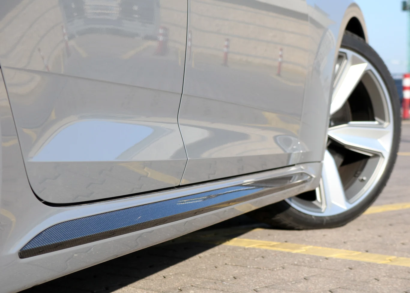 Audi RS5 Sportback standardowo korzysta ze sportowego, utwardzonego zawieszenia. Warto dopłacić do regulowanych amortyzatorów, żeby nie odbierać sobie komfortu podczas codziennej jazdy. Ciekawym dodatkiem jest sportowy tylny mechanizm różnicowy, dzięki któremu auto może rozdzielać moc nie tylko między osiami, ale także między tylnymi kołami.