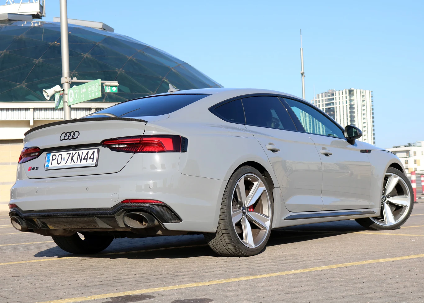 A skoro o kupowaniu mowa, to RS5 Sportback wycenione jest na 418 tys. zł, a więc tylko 8 tys. zł więcej, niż wersja coupe. Auto nie jest źle wyposażone, ale kiedy zaczniemy szaleć z listą opcji, to nie powinniśmy się zdziwić jeżeli ich koszt przekroczy 200 tys. zł. Cóż, Audi zawsze się ceniło, a konkurenci wcale nie są tańsi.