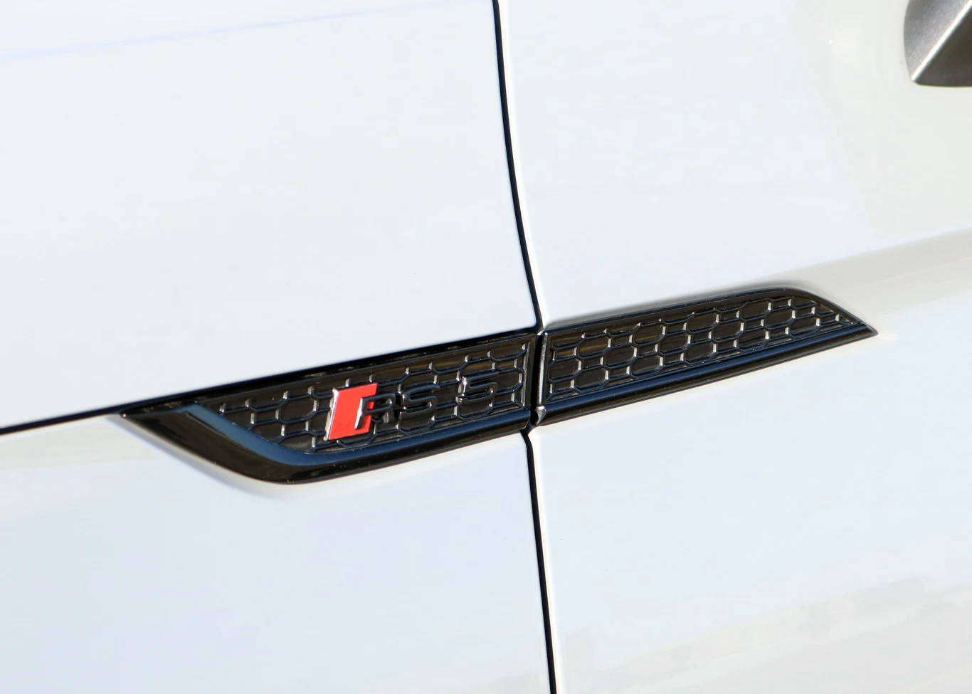 Drobny akcent stylistyczny na błotniku przednim oraz na drzwiach.