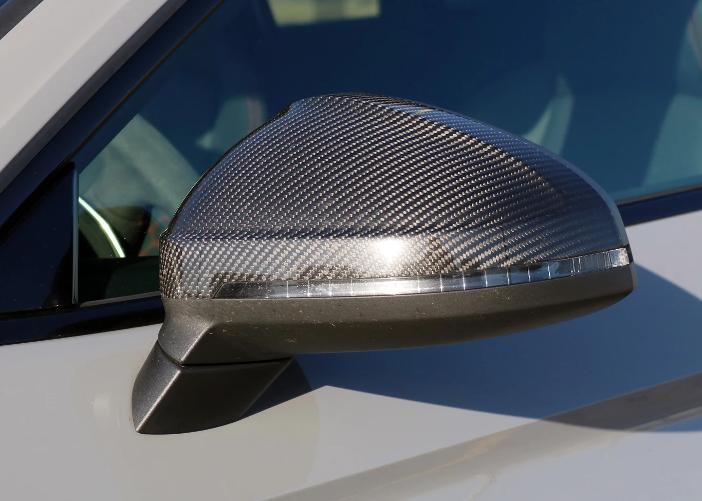 Pakiet ten nie obejmuje jednak nakładek na lusterka z włókna węglowego - te kosztują dodatkowo 6910 zł.