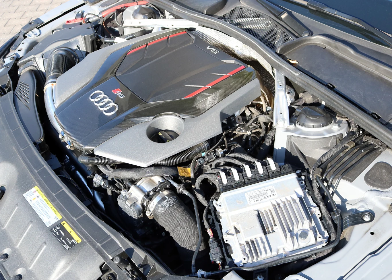 Najważniejszy element w RS5, czyli silnik. Jednostka 2.9 TFSI generuje 450 KM oraz 600 Nm maksymalnego momentu obrotowego. Konkurencja potrafi co prawda więcej i przekracza granicę 500 KM, ale pod względem osiągów to Audi naprawdę robi wrażenie.