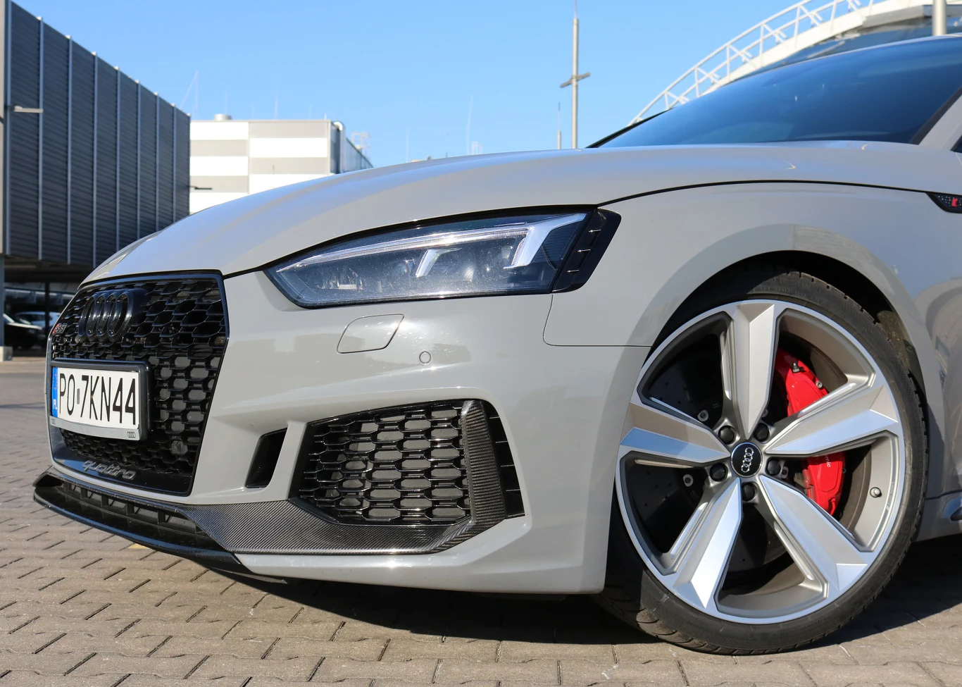 Dodatkowe, czarne listwy w zderzaku poprawiają aerodynamikę oraz prezencję. Koło reflektorów daje się zauważyć małe wloty powietrza, służące dodatkowemu (stylistycznemu) wyróżnieniu RS5. Auto standardowo porusza się na 19-calowych felgach, ale testowy egzemplarz miał efektowne "dwudziestki".