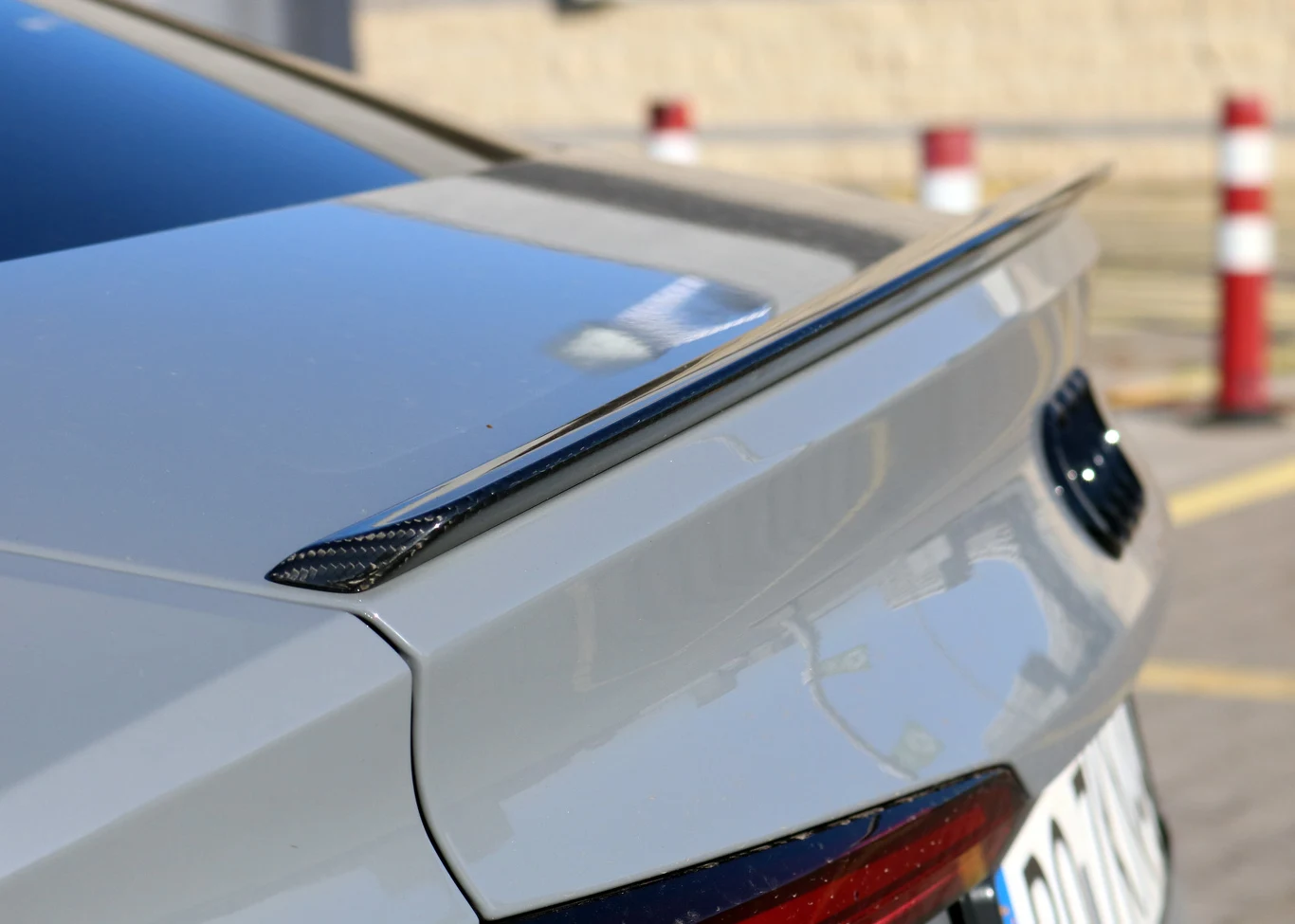 Subtelny karbonowy spojler to element pakietu kosztującego 23 030 zł.