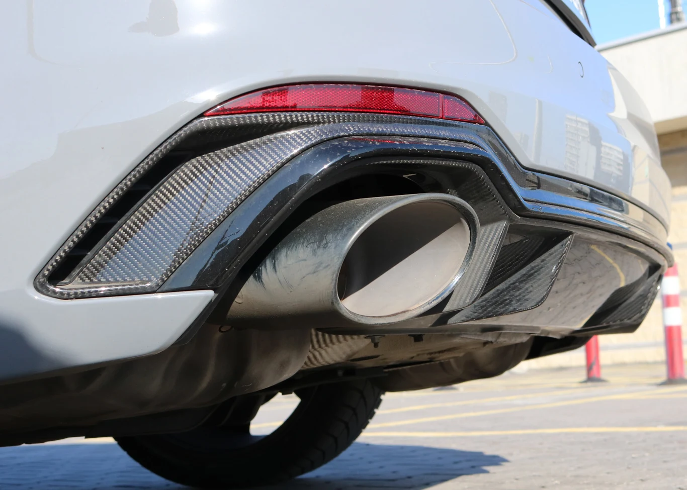 RS5 Sportback może nie grzmi z wydechu, a odjęciu gazu nie towarzyszą niosące się echem wystrzały, ale ścieżka dźwiękowa jest naprawdę miła dla ucha. To częściowa zasługa sportowego wydechu, kosztującego 6910 zł. Warto do niego dopłacić, ponieważ dopiero po otwarciu w nim klap, słychać, że mamy do czynienia z autem z pazurem.