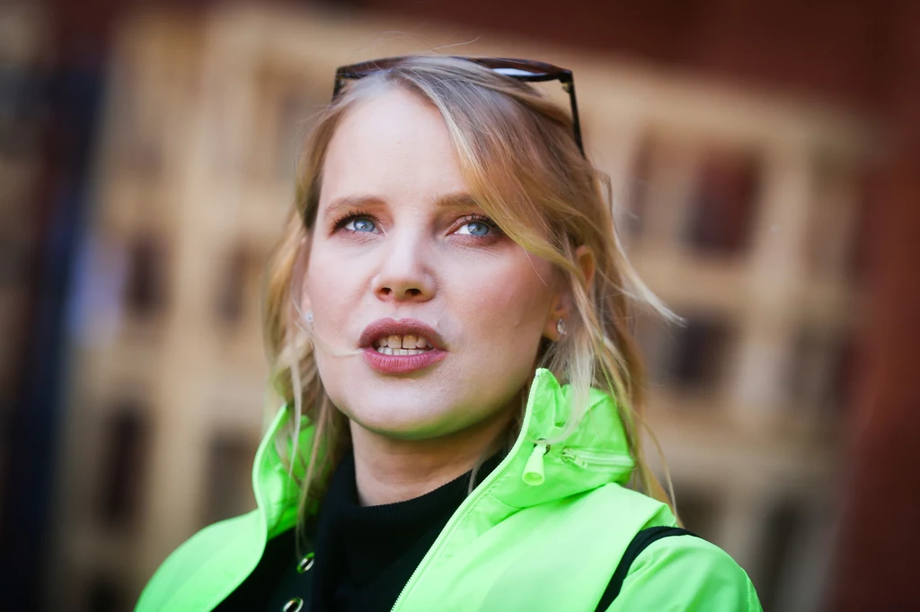 Do głębokiej wiary przyznaje się Joanna Kulig, która, dzięki filmowi „Zimna wojna”, zdobyła rozpoznawalność także za granicą. Aktorka ma na koncie Europejską Nagrodę Filmową i Orła. Prywatnie jest zaś mamą kilkumiesięcznego chłopca. Ojcem dziecka jest reżyser Maciej Bochniak, za którego Kulig wyszła 10 lat temu. Pani Joanna wielokrotnie deklarowała, że jest bardzo wierząca. Co więcej, przyznała, że w Stanach Zjednoczonych brakuje jej przede wszystkim kościoła i polskich tradycji. Do głębokiej wiary przyznaje się Joanna Kulig, która, dzięki filmowi „Zimna wojna”, zdobyła rozpoznawalność także za granicą. Aktorka ma na koncie Europejską Nagrodę Filmową i Orła. Prywatnie jest zaś mamą kilkumiesięcznego chłopca. Ojcem dziecka jest reżyser Maciej Bochniak, za którego Kulig wyszła 10 lat temu. Pani Joanna wielokrotnie deklarowała, że jest bardzo wierząca. Co więcej, przyznała, że w Stanach Zjednoczonych brakuje jej przede wszystkim kościoła i polskich tradycji.