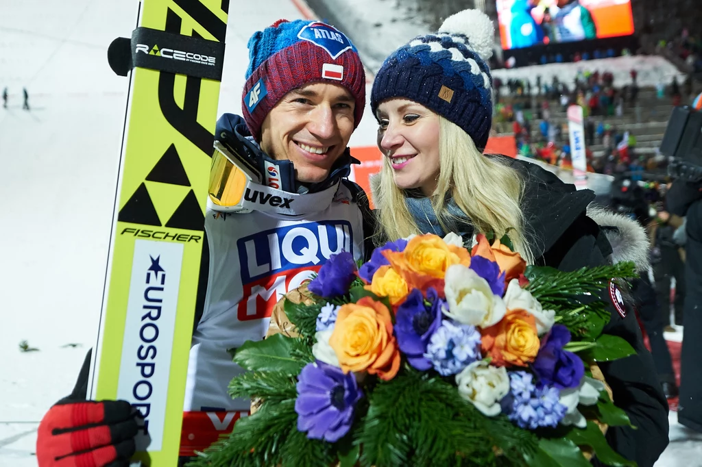 Do wiary w Boga i pobożności przyznaje się również najlepszy polski skoczek narciarski - Kamil Stoch. Podobnie jak jego kolega z drużyny, Dawid Kubacki, Kamil przed każdym skokiem wykonuje znak krzyża. „Swoje skoki dedykuję Panu Bogu. Jemu zawdzięczam wszystko” – mówił wzruszony skoczek w wywiadzie dla pisma „WPiS - Wiara, Patriotyzm i Sztuka”. W 2010 roku sportowiec wziął ślub kościelny z Ewą Bilan w kościele oo. Paulinów na Bachledówce. Do wiary w Boga i pobożności przyznaje się również najlepszy polski skoczek narciarski - Kamil Stoch. Podobnie jak jego kolega z drużyny, Dawid Kubacki, Kamil przed każdym skokiem wykonuje znak krzyża. „Swoje skoki dedykuję Panu Bogu. Jemu zawdzięczam wszystko” – mówił wzruszony skoczek w wywiadzie dla pisma „WPiS - Wiara, Patriotyzm i Sztuka”. W 2010 roku sportowiec wziął ślub kościelny z Ewą Bilan w kościele oo. Paulinów na Bachledówce.