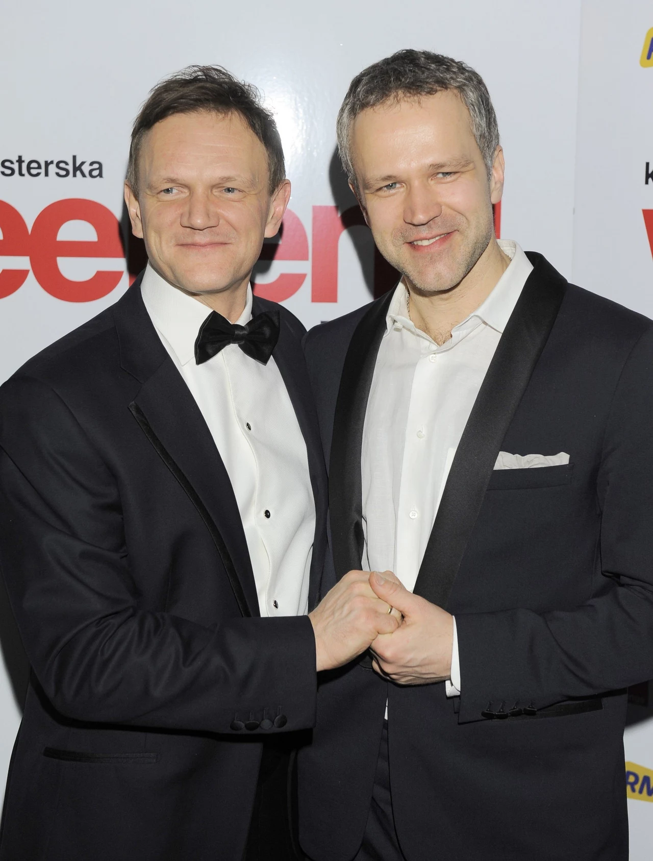Wiary w Boga nie wstydzą się także bracia Pazurowie: Cezary i Radosław, choć kiedyś daleko było im do bycia świętoszkami. Młodszy nawrócił się dopiero po groźnym wypadku samochodowym – wówczas zawarł sakramentalny związek małżeński z Dorotą Chotecką. Na świat przyszła ich córka Klara, którą wychowują w wierze. Starszy nigdy nie krył się ze swoją wiarą, a w młodości podobno rozważał wstąpienie do seminarium! „Pojedynczy człowiek, modląc się i żyjąc uczciwie, ma siłę zmieniać świat” – mówił aktor w rozmowie z TVP Info. Wiary w Boga nie wstydzą się także bracia Pazurowie: Cezary i Radosław, choć kiedyś daleko było im do bycia świętoszkami. Młodszy nawrócił się dopiero po groźnym wypadku samochodowym – wówczas zawarł sakramentalny związek małżeński z Dorotą Chotecką. Na świat przyszła ich córka Klara, którą wychowują w wierze. Starszy nigdy nie krył się ze swoją wiarą, a w młodości podobno rozważał wstąpienie do seminarium! „Pojedynczy człowiek, modląc się i żyjąc uczciwie, ma siłę zmieniać świat” – mówił aktor w rozmowie z TVP Info.