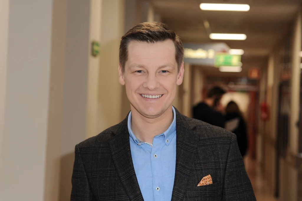 Dziś Marcin Mroczek dużo mówi o swojej religijności i wierze w Boga. Bierze udział w pielgrzymkach, modli się codziennie i wspólnie z żoną - Marleną Muranowicz - wychowuje syna na katolika. Jednak nie zawsze tak było. Znany z „M jak miłość” aktor-amator w młodości buntował się i rzadko odwiedzał kościół. „Zaczęła się liczyć dla mnie głównie dobra zabawa, osiągnięcie sukcesu i trochę się w życiu pogubiłem.” – mówił w książce "Yes, we can! Powołani, by świadczyć". Przełom przyszedł właśnie na Jasnej Górze, którą Mroczek nadal odwiedza jak najczęściej. Dziś Marcin Mroczek dużo mówi o swojej religijności i wierze w Boga. Bierze udział w pielgrzymkach, modli się codziennie i wspólnie z żoną - Marleną Muranowicz - wychowuje syna na katolika. Jednak nie zawsze tak było. Znany z „M jak miłość” aktor-amator w młodości buntował się i rzadko odwiedzał kościół. „Zaczęła się liczyć dla mnie głównie dobra zabawa, osiągnięcie sukcesu i trochę się w życiu pogubiłem.” – mówił w książce "Yes, we can! Powołani, by świadczyć". Przełom przyszedł właśnie na Jasnej Górze, którą Mroczek nadal odwiedza jak najczęściej.
