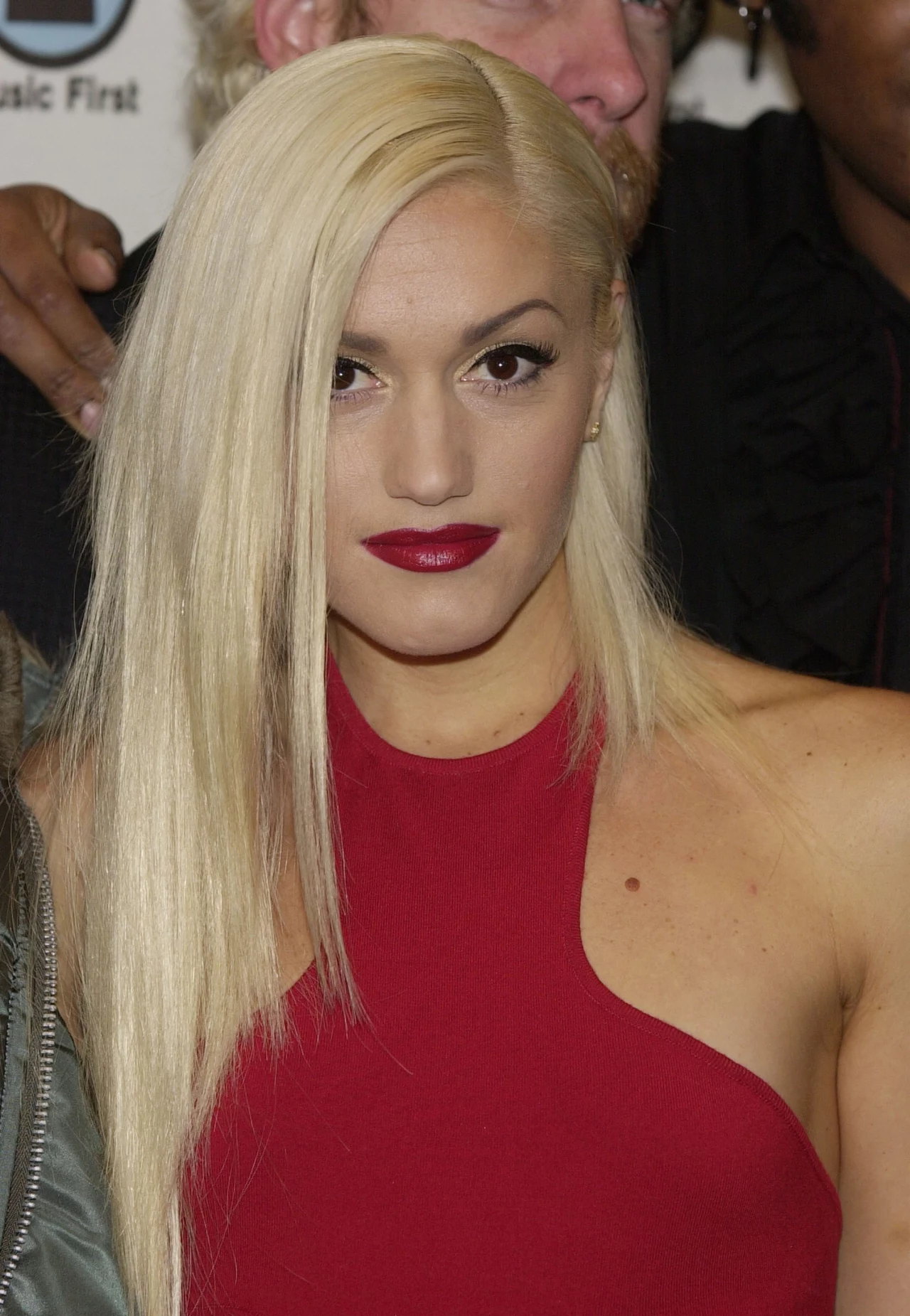 W 2001 roku Gwen Stefani jako wokalistka grupy No Doubt pojawiła się na gali rozdania nagród telewizji VH1. Mocny makijaż i rozjaśnione włosy od zawsze były jej znakiem rozpoznawczym. Wygląda jak 18-letnia Britney Spears, choć w chwili zrobienia tego zdjęcia miała... 36 lat! W 2001 roku Gwen Stefani jako wokalistka grupy No Doubt pojawiła się na gali rozdania nagród telewizji VH1. Mocny makijaż i rozjaśnione włosy od zawsze były jej znakiem rozpoznawczym. Wygląda jak 18-letnia Britney Spears, choć w chwili zrobienia tego zdjęcia miała... 36 lat!