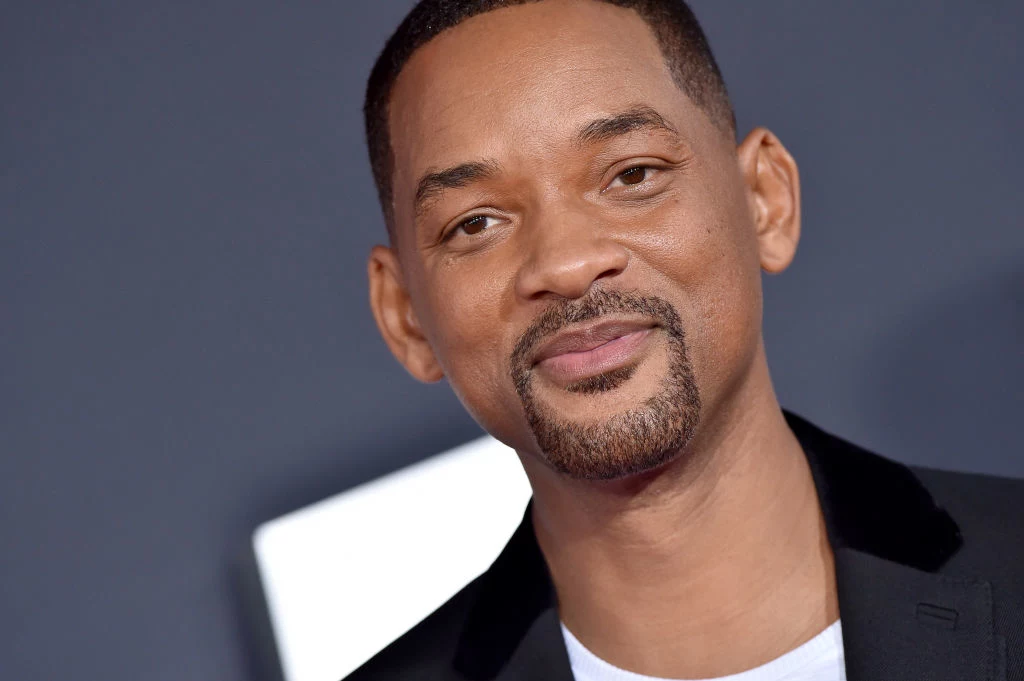 Takich genów mogłaby mu pozazdrościć niejedna kobieta. Zaledwie miesiąc temu skończył 51 lat, a prezentuje się dokładnie tak samo, jak w dniu 30. urodzin. Will Smith oprócz młodego wyglądu zachował jeszcze chłopięcy urok. Całość sprawia, że trudno uwierzyć w to, co pokazuje jego metryka. Takich genów mogłaby mu pozazdrościć niejedna kobieta. Zaledwie miesiąc temu skończył 51 lat, a prezentuje się dokładnie tak samo, jak w dniu 30. urodzin. Will Smith oprócz młodego wyglądu zachował jeszcze chłopięcy urok. Całość sprawia, że trudno uwierzyć w to, co pokazuje jego metryka.