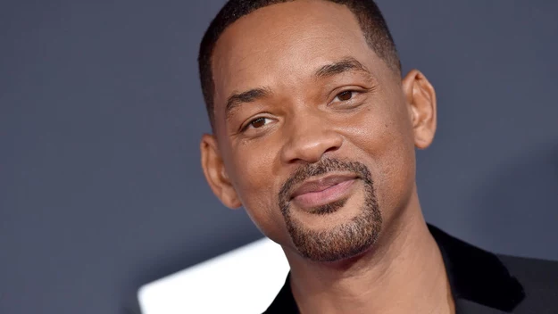 Takich genów mogłaby mu pozazdrościć niejedna kobieta. Zaledwie miesiąc temu skończył 51 lat, a prezentuje się dokładnie tak samo, jak w dniu 30. urodzin. Will Smith oprócz młodego wyglądu zachował jeszcze chłopięcy urok. Całość sprawia, że trudno uwierzyć w to, co pokazuje jego metryka. 