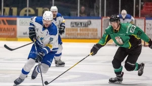 Hokeiści Re-Plast Unii Oświęcim (w białych koszulkach)