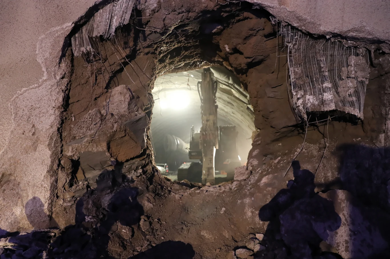 Połączono części tunelu drążone z dwóch stron. Uważny obserwator dostrzeże druty, na których zapewne zabudowano już wcześniej wykonane połączenie, by można je było wykonać w świetle fleszy Połączono części tunelu drążone z dwóch stron. Uważny obserwator dostrzeże druty, na których zapewne zabudowano już wcześniej wykonane połączenie, by można je było wykonać w świetle fleszy