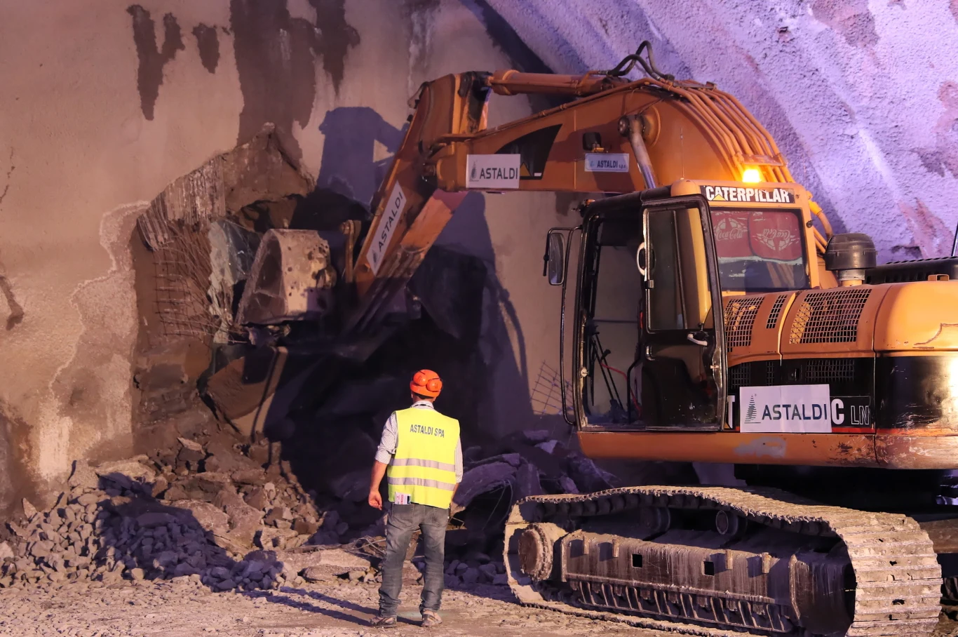 Koparka zrywa idealnie płaską ścianę i wydobywa z niej druty... Koparka zrywa idealnie płaską ścianę i wydobywa z niej druty...